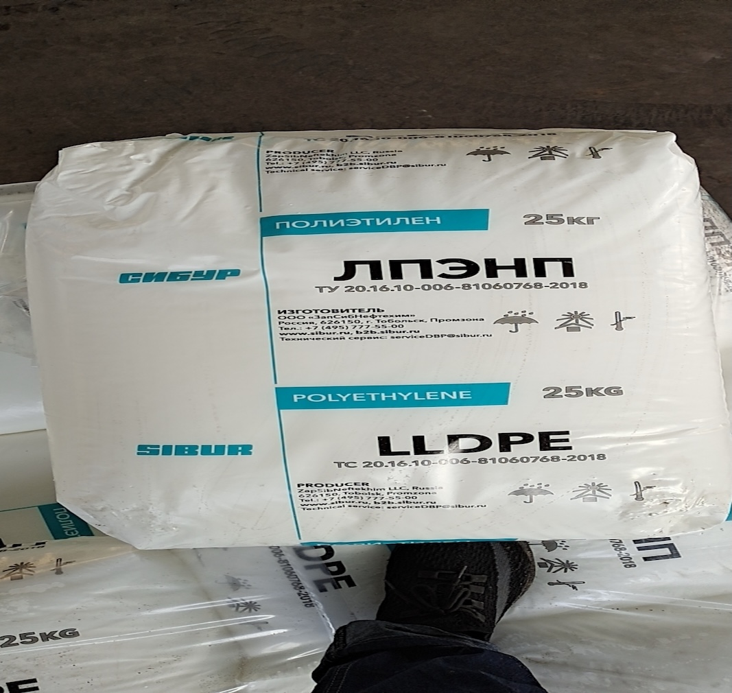Front-bilingual-label-of-Sibur-LLDPE-linear-low-density-polyethylene-25kg-woven-sack-with-Russian-and-English-text
