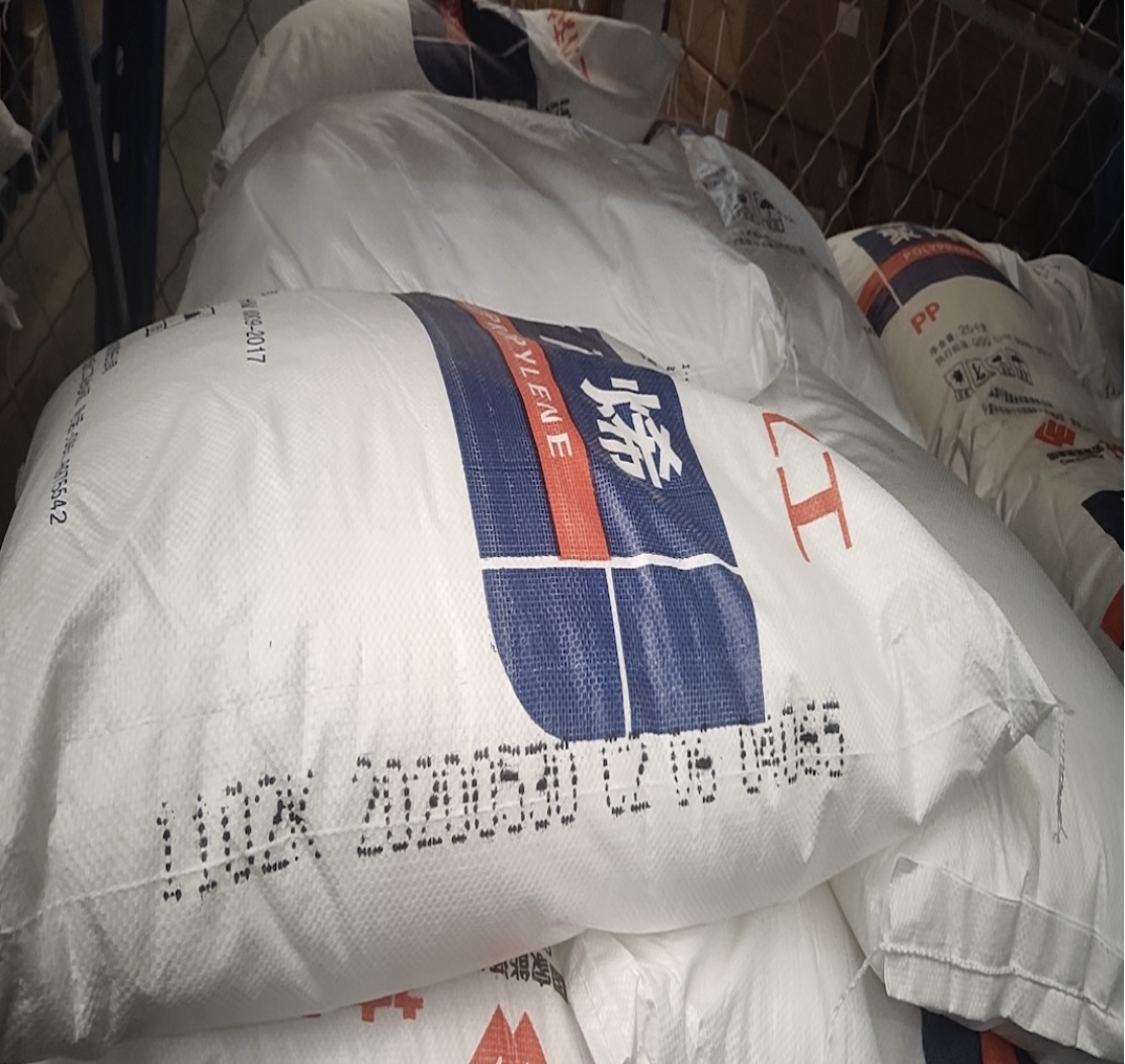 Warehouse-stacked-Shenhua-Ningmei-Coal-PP-1102K-polypropylene-bulk-bags-for-plastic-molding
